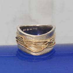 Een golvende goud/zilveren wikkelring