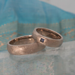 Matte witgouden trouwringen met saffier