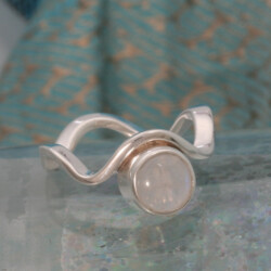 Zilveren golfring met maansteen. Doorsnede van 8 mm Prijs: €185,-