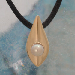 Een glanzende geelgouden hanger met een cultivé parel