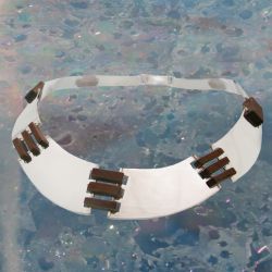 Een glanzend zilveren collier met pokhouten schakels