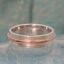 Een ijsmatte zilveren met rondom een roodgouden draad. Prijs €465,-