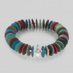 Kleurig collier van zilver met been kralen.