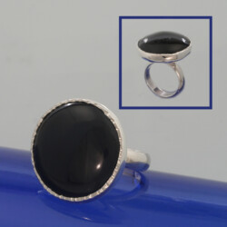 Een glanzende zilveren ring met onyx. De steen heeft een doorsnede van 25 mm. Prijs: €250,-