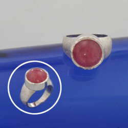 Een ijsmatte zilveren ring met rodochrosiet. De steen heeft een doorsnede van 12 mm.
Prijs: €240,-