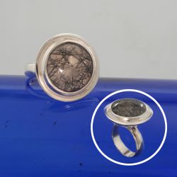 Een zilveren ring met toermalijnkwarts.