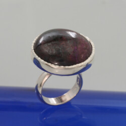 Een glanzende ring met siguliet. De steen heeft een doorsnede van 25 mm. Prijs: €250,-