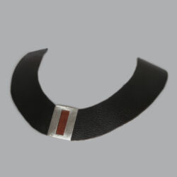 Een collier gemaakt van donkerbruin runderleer, gematteerd zilver en hout (Jarrah Eucalyptus marginata)