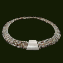 Collier van staafvormige grijze zoetwaterparels met een zilveren magneetsluiting.