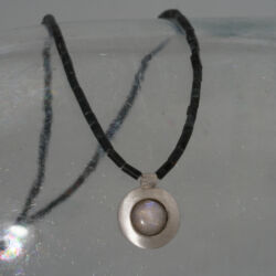 Een fijn collier van serpentijn kralen, zilver en maansteen.