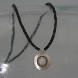 Een fijn collier van serpentijn kralen, zilver en maansteen. Prijs: €145,-