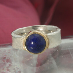 Een goud en zilveren ring met lapis lazuli