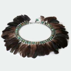 Gezwart zilveren collier met afrikaanse turkoois kralen en kippenveren. Het collier is 40 cm lang plus een verlengstukje.