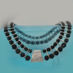 Zilveren collier met gitkralen