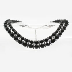 Gezwart zilveren collier met gitkralen