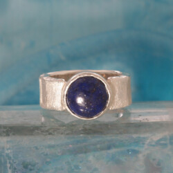 Een matte zilveren ring met een ronde lapis lazuli van 10 mm. Prijs: €225,- Lapis Lazuli