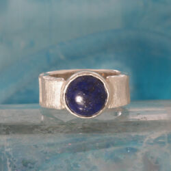 Een matte zilveren ring met lapis lazuli. De steen heeft een doorsnede van 10 mm.