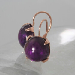 Roodgouden oorhangers met cabouchon geslepen amethysten van 12 mm