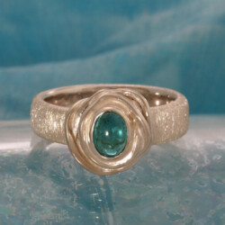 Een zilveren ring met blauw/groene toermalijn Wikkelring