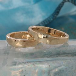 Om een relatie mee te bezegelen. De ringen zijn hamerslag afgewerkt en passen in elkaar. Ze zijn gemaakt van bestaand goud uit de beide families.