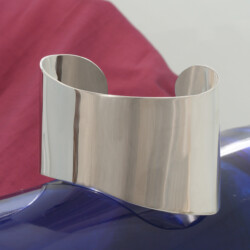 Glanzende zilveren klemarmband.