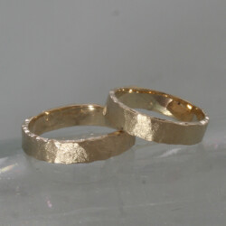 Matte geelgouden trouwringen