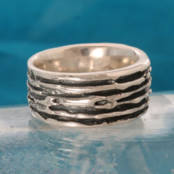 Het zilver is gezwart en de Frommelring is 10 mm breed. Prijs: €180,- Brede zilveren frommelring