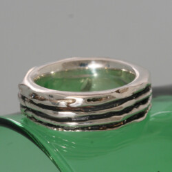 Het zilver van de Frommelring is gezwart en de breedte is 7 mm. Prijs: €155,- Zilveren frommelring