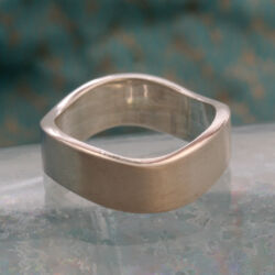 Een matte golvende ring
