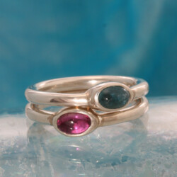 Simpele ringen toermalijn. De toermalijnen zijn 6 x 4 mm. Prijs per ring. €185,- Zilveren ringen met rode en blauw/groene toermalijn