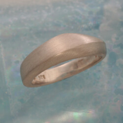 Een matte zilveren ring, bovenin 6 mm breed. Prijs: €130,- Stroming
