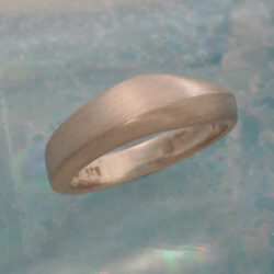 Een matte zilveren ring, bovenin 6 mm breed. Prijs: €130,- Stroming