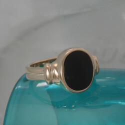 Een gouden dames zegelring met onix