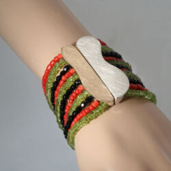 Deze armband sluit met magneten. Hij is gemaakt van oude sieraden. Goud, zilver, gitten, bloedkoraal en peridoot.