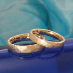 Geruwde geelgouden trouwringen.
