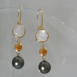 Geelgouden oorhaken met regenboogmaanstenen, citrienen en zwarte parels