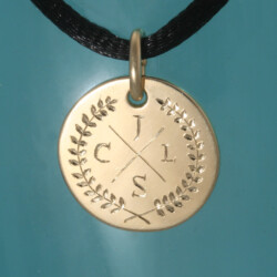 Ronde geelgouden hanger, als symbool voor het gezin