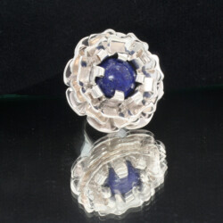 Bloem
Een zilveren ring met lapis lazuli