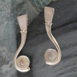 Zilveren oorhangers met maansteen