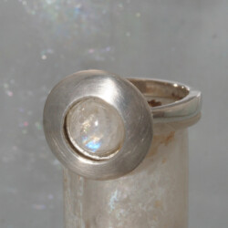 Een zilveren ring met maansteen. Ook te dragen als aanschuifring. Prijs: €155,-