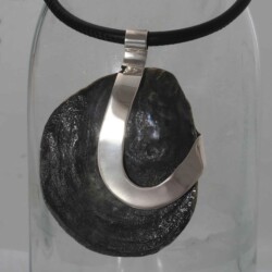 Zilveren hanger met een zwarte oesterschelp, gevonden op 't Rif. 90 mm hoog en 65 mm breed. Prijs is exclusief collier. Prijs: €205,-