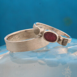 Witgouden trouwringen met robijn en ruwe diamanten