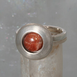 Een zilveren aanschuifring met een zonnesteen. Prijs: €155,-