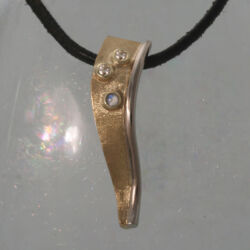 Een hanger gemaakt van een bestaande trouwring, geelgoud met platina met twee briljanten en een maansteen