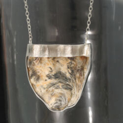 Zilveren hanger/collier met een japanse oesterschelp. Het collier is 46 cm lang.