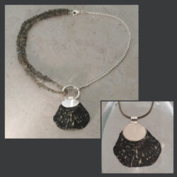 Een zilveren collier met fossiele zwarte oesterschelp en labradoriet kralen. De oesterschelp hanger is ook als losse hanger te dragen. Prijs: €295,-