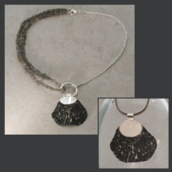 Een zilveren collier met zwarte oesterschelp en labradoriet kralen. De oesterschelp hanger is ook als losse hanger te dragen.