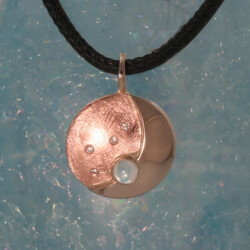 Nieuwe maan
Een hanger van wit- en roodgoud, met maansteen en briljanten.