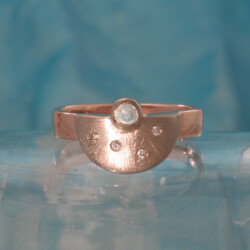 Maan
Een wit- en roodgouden ring met maansteen en briljanten.