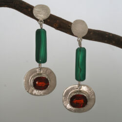Zilveren oorsieraden met malachiet en granaten, een mooie combinatie...Totale hoogte 65 mm